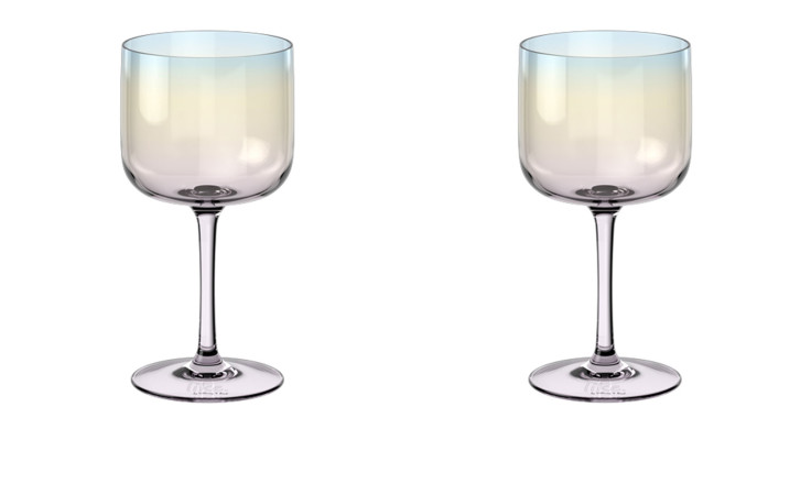 Zwei Villeroy & Boch Like Pearl Weingläser, mehrfarbig, mit blau-gelbem Rand auf weißem Hintergrund.