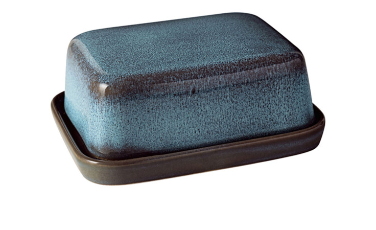 Butterdose Lave Blau mit Deckel, ausgestellt auf einem passenden Tablett vor einem weißen Hintergrund.