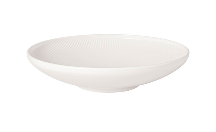 Die Schale Afina 25 cm ist eine schlichte, runde Schale aus weißem Knochenporzellan mit breitem Rand und strukturierter Innenseite.