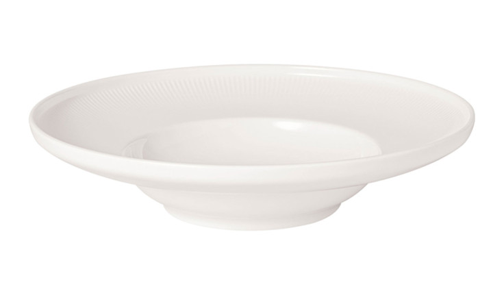 Die Tiefer Teller Afina 25 cm ist eine schlichte weiße Bone China Schale mit einem breiten Rand.