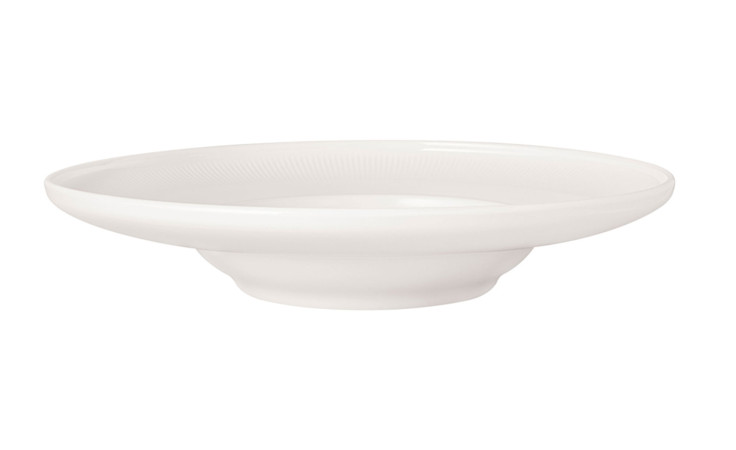 Die Tiefer Teller Afina 29 cm ist eine schlichte, runde, weiße Bone China Schale mit breitem Rand und geringer Tiefe.