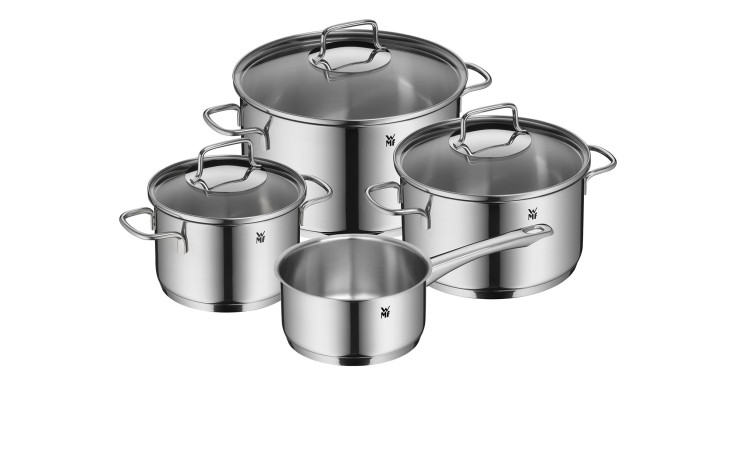 Das WMF Kochtopf-Set Astoria 7-tlg. besteht aus vier silberfarbenen Edelstahltöpfen mit Glasdeckeln auf weißem Grund.