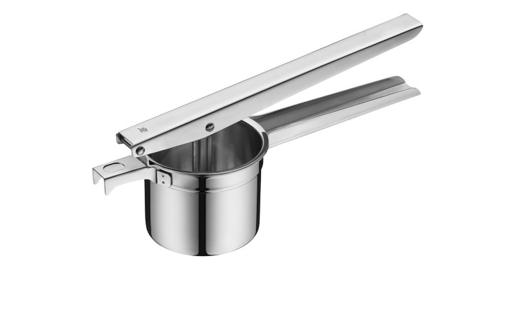 Die WMF Kartoffelpresse ist eine silberfarbene Edelstahl-Kartoffelpresse mit langen Griffen, die über ihrem zylindrischen Behälter geöffnet sind.