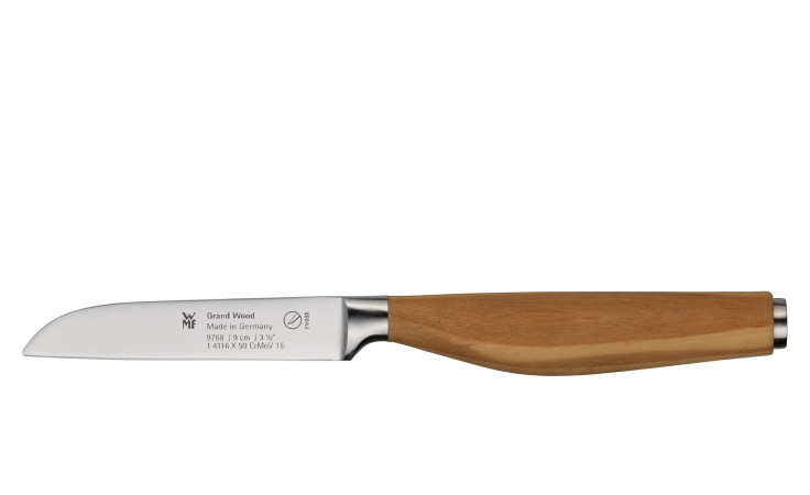 Das WMF Gemüsemesser Grand Wood 9 cm hat einen Olivenholzgriff und eine kurze Klinge aus rostfreiem Stahl auf weißem Grund.