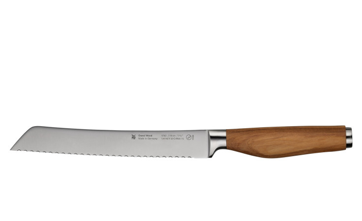 Das WMF Brotmesser Grand Wood 19 cm hat eine gezahnte Klinge und einen Olivenholzgriff, abgebildet auf weißem Grund.