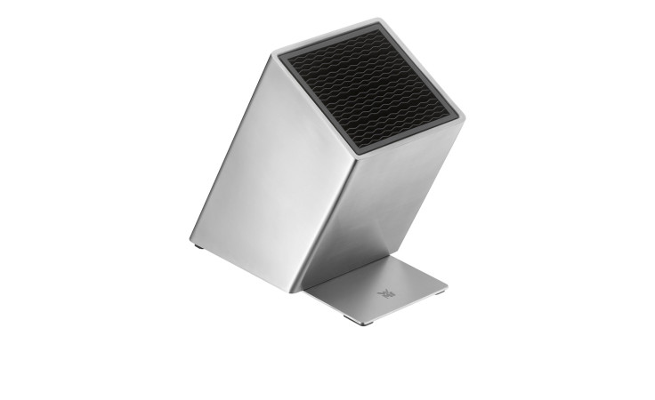 Der WMF Messerblock Flextec ist ein moderner, silberner Edelstahl-Messerblock mit einem Wabeneinsatz auf weißem Grund.