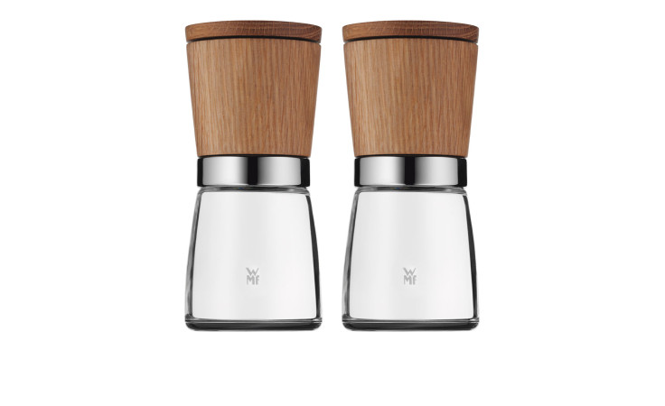Das WMF Gewürzmühle Nature 2-tlg.-Set setzt mit Holzplatten und klaren Glasböden einen stilvollen Tischakzent.