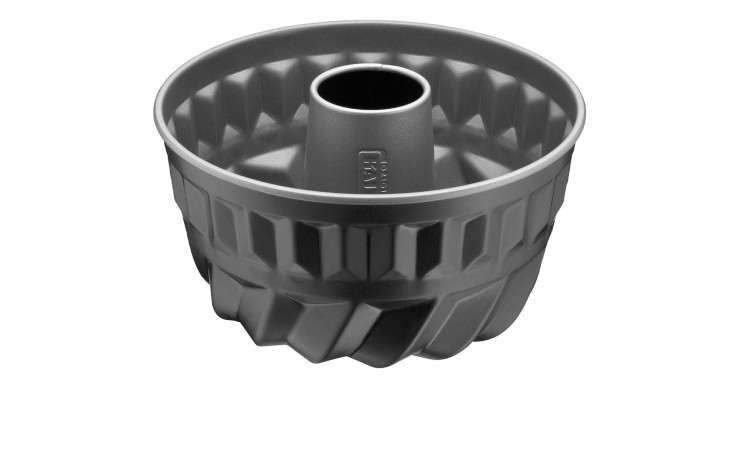 Eine KAISER Mini-Gugelhupfform Inspiration 16 cm mit hohlem Mittelrohr auf weißem Grund.