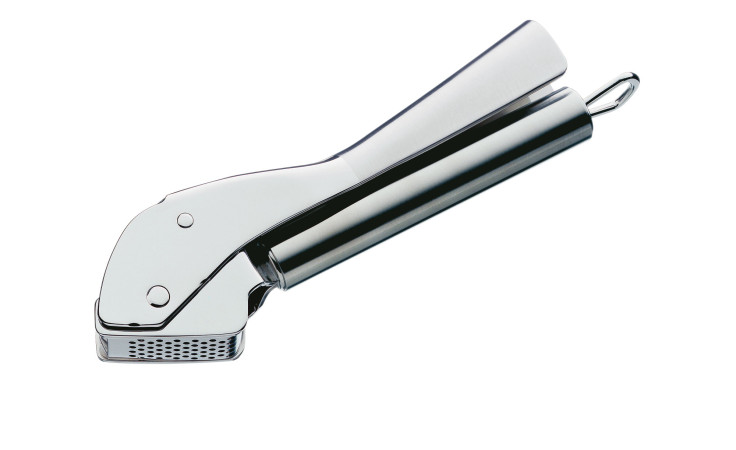 Die WMF Knoblauchpresse Profi Plus aus silberfarbenem Edelstahl auf weißem Hintergrund.