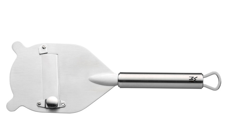 Der WMF Trüffelhobel Profi Plus ist ein silberfarbener Edelstahl-Käseschneider mit flacher Klinge und zylindrischem Griff.
