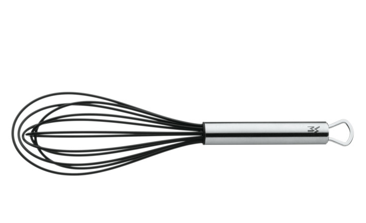 Der WMF Schneebesen Profi Plus 25 cm hat schwarze Drahtschlaufen und einen Metallgriff auf weißem Grund.