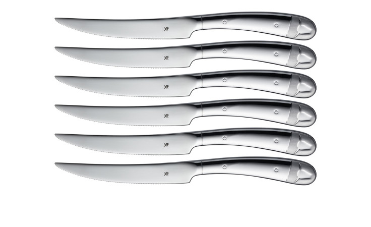 Sechs WMF Steakmesser 6er-Set Bullshead mit Zubehör, nebeneinander auf weißem Hintergrund angeordnet.
