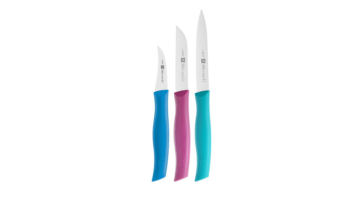 Zwilling Messer-Set Twin Grip 3tlg: Drei Küchenmesser mit Klingen aus rostfreiem Stahl und Griffen in Blau, Rosa und Türkis.