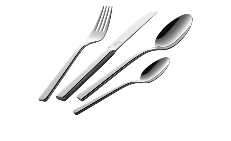 Vier Zwilling Besteck-Set King 30tlg. Stücke - Gabel, Messer, Suppenlöffel, Teelöffel - diagonal auf Weiß angeordnet.