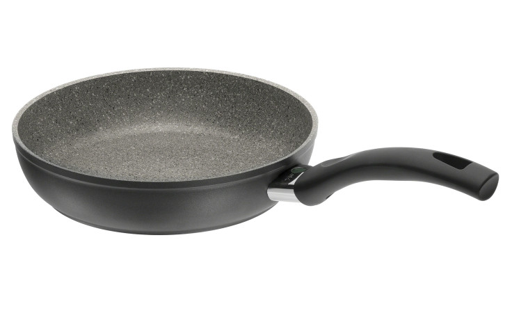 Die Zwilling Bratpfanne Bari 24 cm, eine antihaftbeschichtete Bratpfanne aus Aluminium, hat einen schwarzen Griff und eine grau gesprenkelte Innenseite.