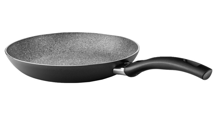 Zwilling Bratpfanne Bologna Granitium 24 cm, antihaftbeschichtete Pfanne mit schwarzem Griff, schräge Ansicht auf weißem Hintergrund.