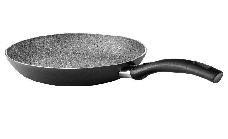 Die Zwilling Bratpfanne Bologna Granitium 32 cm hat eine Antihaftbeschichtung und einen geschwungenen schwarzen Griff auf weißem Grund.