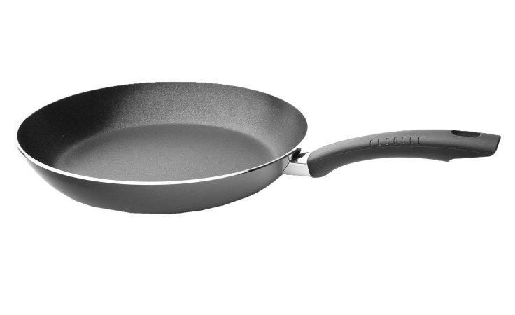 Die Zwilling Bratpfanne Siena 24 cm aus schwarzem Aluminium mit gebogenem Griff vor weißem Hintergrund.