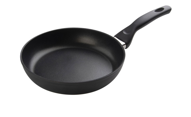 Die Zwilling Bratpfanne Panarea 24 cm ist eine schwarze, antihaftbeschichtete Bratpfanne aus Aluminium mit gebogenem Griff.