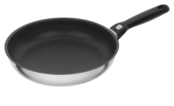 Die Zwilling Bratpfanne Pesaro 28 cm hat einen antihaftbeschichteten Edelstahlkörper und einen schwarzen Griff, abgebildet auf Weiß.