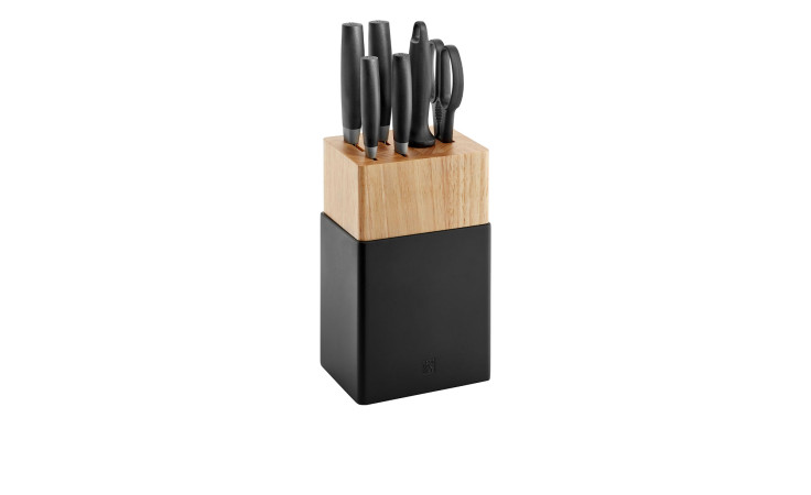 Der Zwilling Messerblock Now S 7tlg. zeigt Küchenmesser und Scheren in einem schwarzen Holzblock auf weißem Hintergrund.