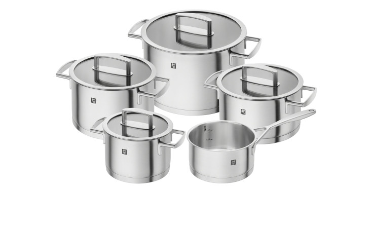 Das Zwilling Kochtopf-Set Vitality 5tlg., silberfarben, mit Deckeln, angeordnet auf weißem Grund.
