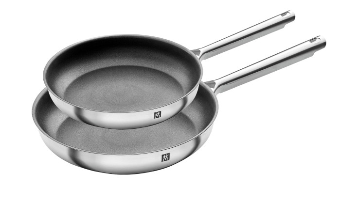 Zwilling Bratpfannen-Set Trueflow 2tlg. silberfarben, Edelstahl, mit langen Griffen auf weißem Hintergrund.