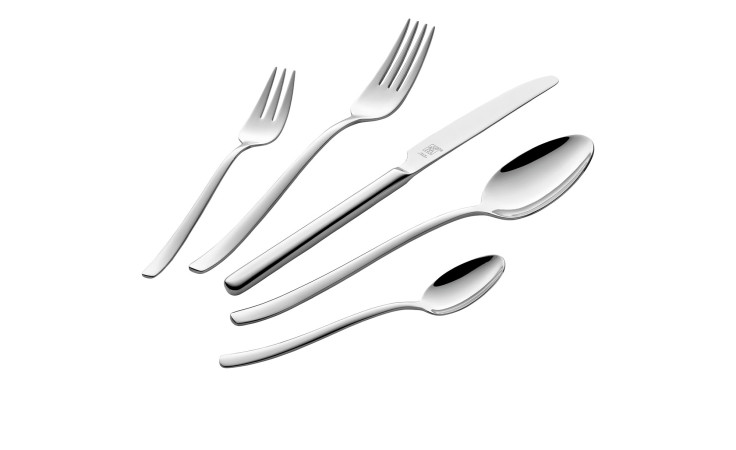 Zwilling Besteck-Set St. Andrews 60tlg.: zwei Gabeln, Messer, Esslöffel & Teelöffel in silberfarbenem Edelstahl auf weißem Hintergrund.
