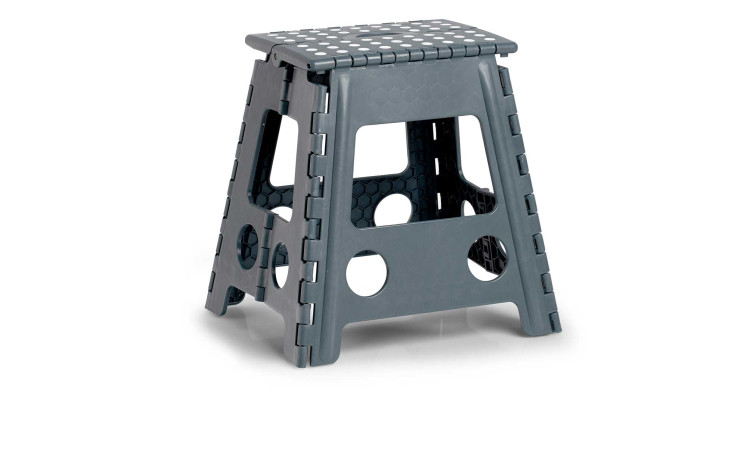 Der Klapphocker 38,5 x 31,5 x 39 cm ist ein grauer Kunststoff-Klapphocker mit Löchern und einer strukturierten Platte auf weißem Grund.