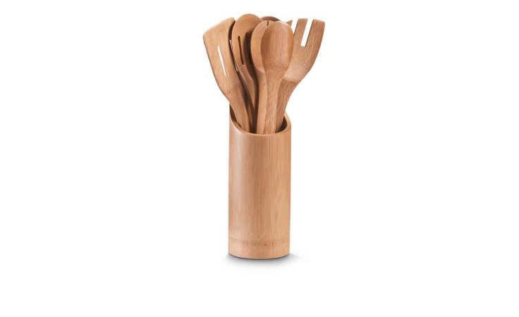 Beige Holz Küchenutensilien in einem hölzernen Küchenutensilienhalter 9 x 33 cm, ideal als Dekoration, auf weißem Hintergrund.