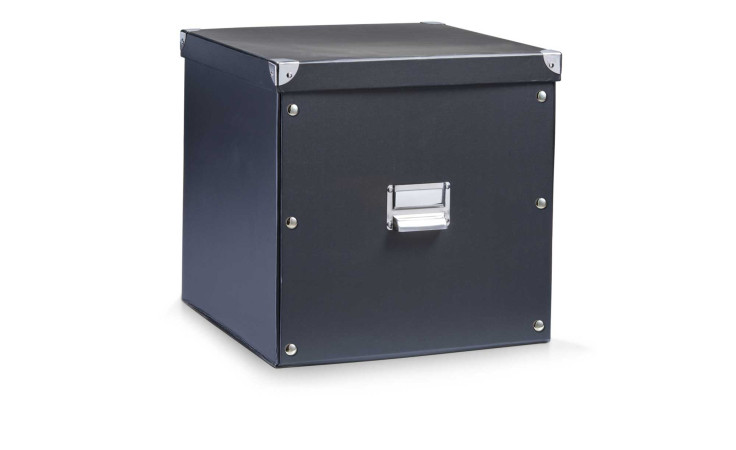 Die Aufbewahrungsbox 33,5 x 33 x 32 cm aus Papier mit Metall-Labelhalter und silbernen Eckenschonern.