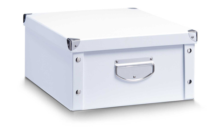 Weiße Aufbewahrungsbox 40 x 33 x 17 cm aus Papier mit Metallgriff und verstärkten Metallecken auf weißem Hintergrund.