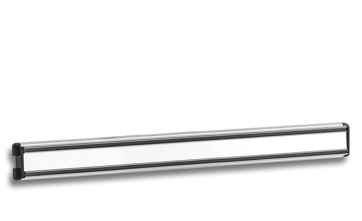Die Magnetleiste 46,5 x 4,5 x 1,9 cm bringt elegante Metalldekorationen auf einen weißen Hintergrund.