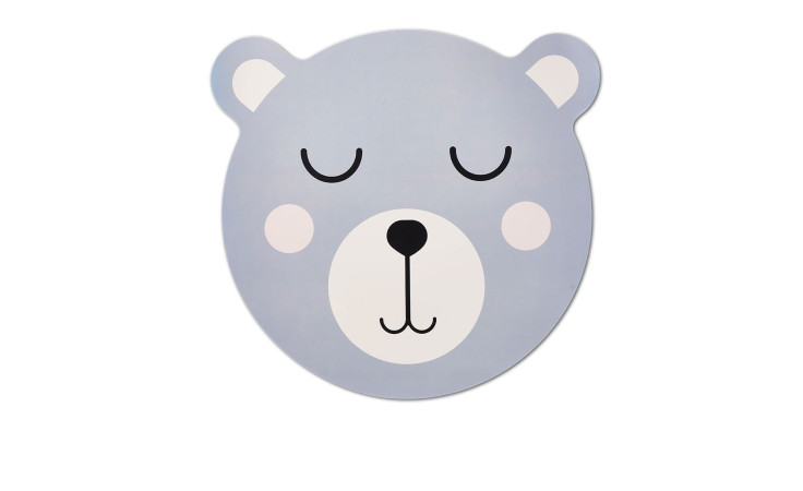 Platzset Bär 36,5 cm: Illustration eines niedlichen Bärengesichts mit geschlossenen Augen, blauem Fell und rosa Wangen auf Weiß.