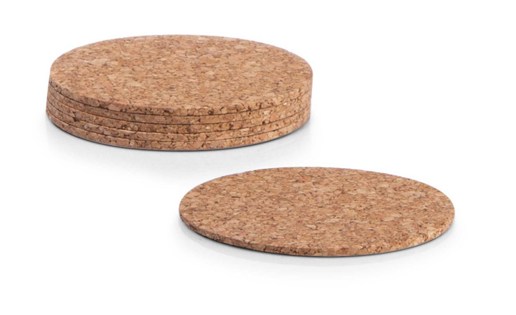 Sechs runde beigefarbene Kork-Glasuntersetzer-Set mit einem daneben gestapelten Untersetzer auf weißem Hintergrund.