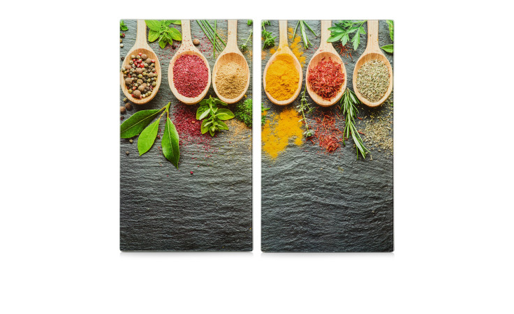 Mehrfarbige Gewürze & Kräuter auf dunkler Herdabdeck-/Schneideplatte 30 x 52 cm, mit Holzlöffeln.