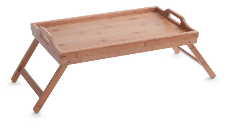 Ein Betttablett 50 x 30 x 21 cm in Beige mit klappbaren Beinen und Griffen, abgebildet auf weißem Hintergrund.