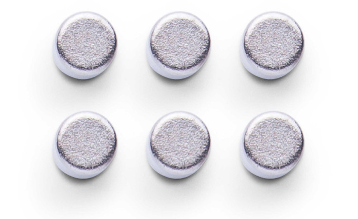 Sechs silberfarbene Magnet-Set 6-tlg. Magnete sind in zwei Dreierreihen auf weißem Hintergrund angeordnet.