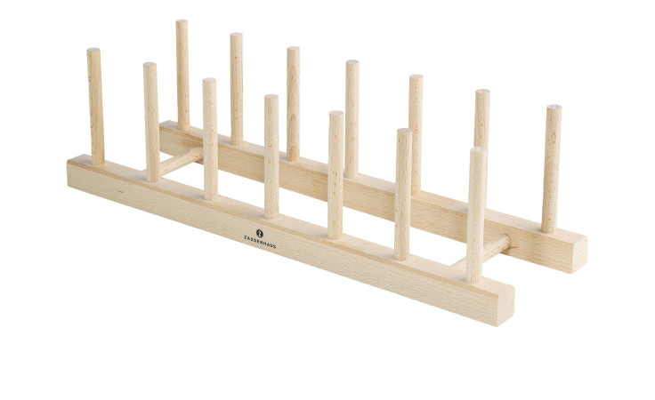 Der Brettständer ist ein hölzerner Geschirrständer mit zwei parallelen Böden und senkrechten Dübeln für Teller oder Deckel.