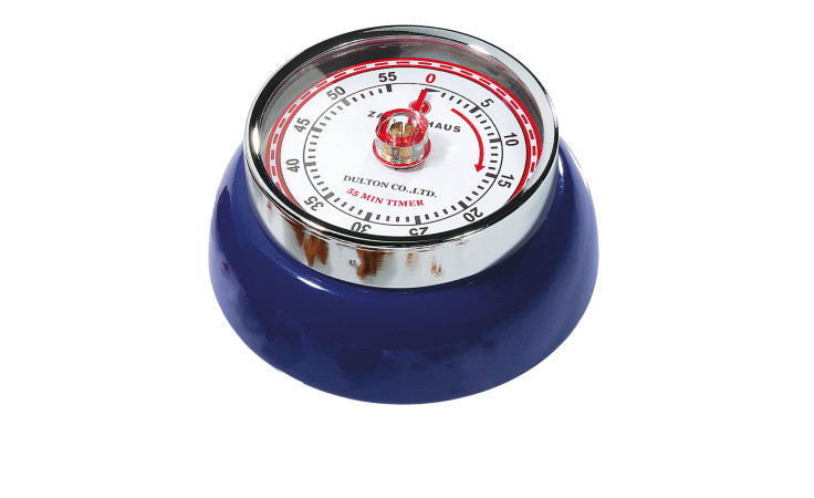 A Küchentimer Speed, blau lackiert, rund (7 cm), auf 0 Minuten, vor weißem Hintergrund.