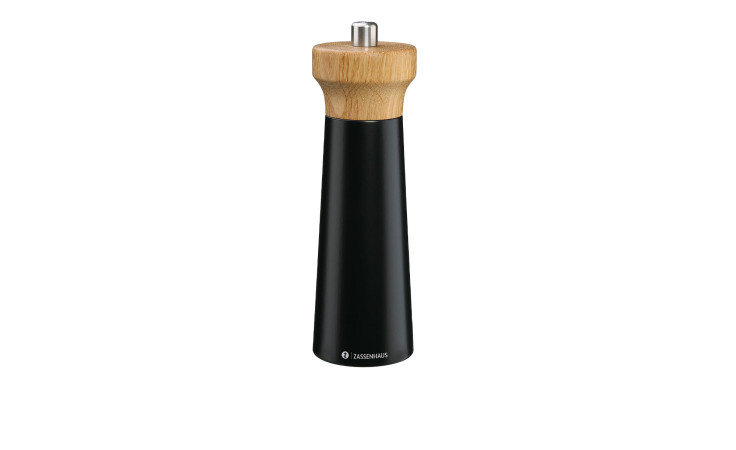 Die Pfeffermühle Westerland 18 cm in schwarzem Buchenholz mit Edelstahlknauf steht aufrecht auf weißem Grund.