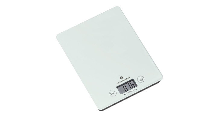 Die Digitale Küchenwaage mit weißer Kunststoffoberfläche zeigt auf ihrem Display 151,6 Gramm an.