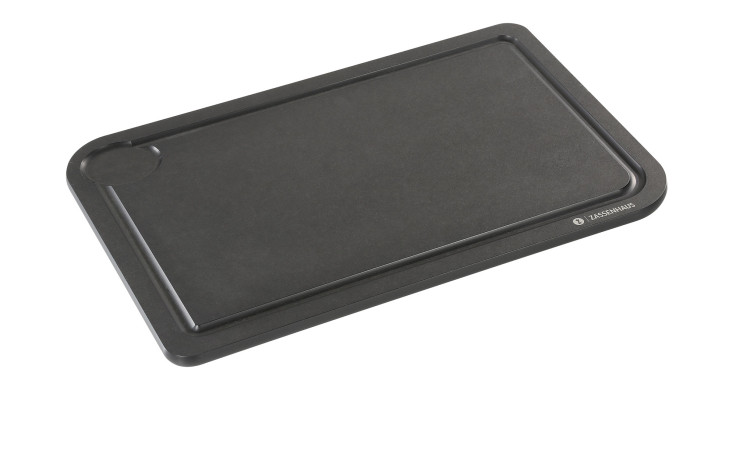 Das Tranchierbrett Comfort Plus 36 cm ist ein rechteckiges Schneidebrett aus schwarzem Papierverbundstoff mit einer runden Rille oben links.