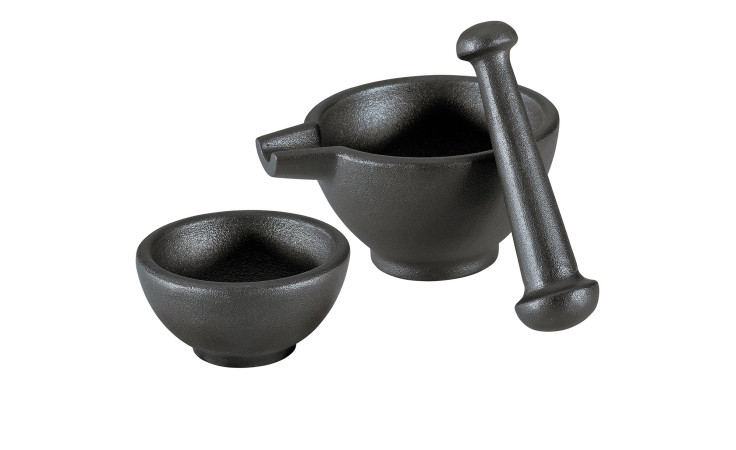 Das Mörser-Set 3 tlg. besteht aus zwei schwarzen Mörserschalen aus Metall und einem passenden gusseisernen Stößel auf weißem Grund.