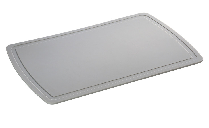 Die Schneidmatte PremiumLine 32 x 20 cm ist ein graues, rechteckiges Kunststoff-Schneidebrett mit erhöhtem Rand.