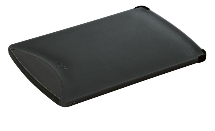 Das Frühstücksbrett Easy Cut 25 x 16 cm ist ein schwarzes, rechteckiges Brett mit abgerundeten Kanten und einer glatten, ebenen Oberfläche.