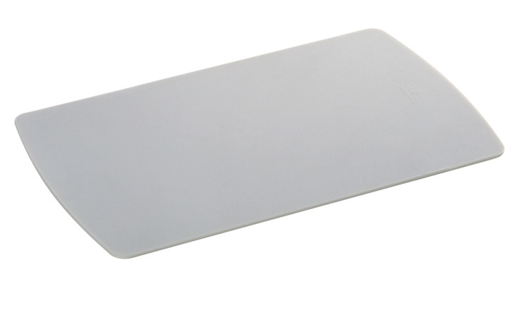Die Schneidmatte Premium Line 25 x 16 cm ist ein rechteckiges weißes Schneidebrett mit abgerundeten Ecken.