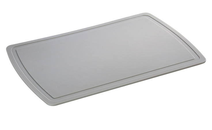Die Schneidmatte Premium Line 38 x 25 cm ist ein rechteckiges graues Kunststoff-Schneidebrett mit gerilltem Rand.
