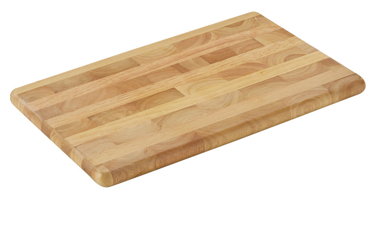 Tranchierbrett 29 x 45 cm aus braunem Holz mit abgerundeten Ecken auf weißem Hintergrund.