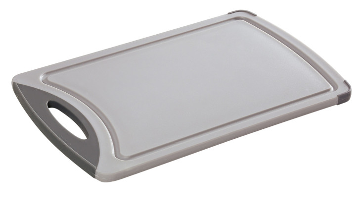 Das Schneidebrett Easy Cut 20 x 32 cm, rechteckig und grau mit Griff, auf weißem Hintergrund.